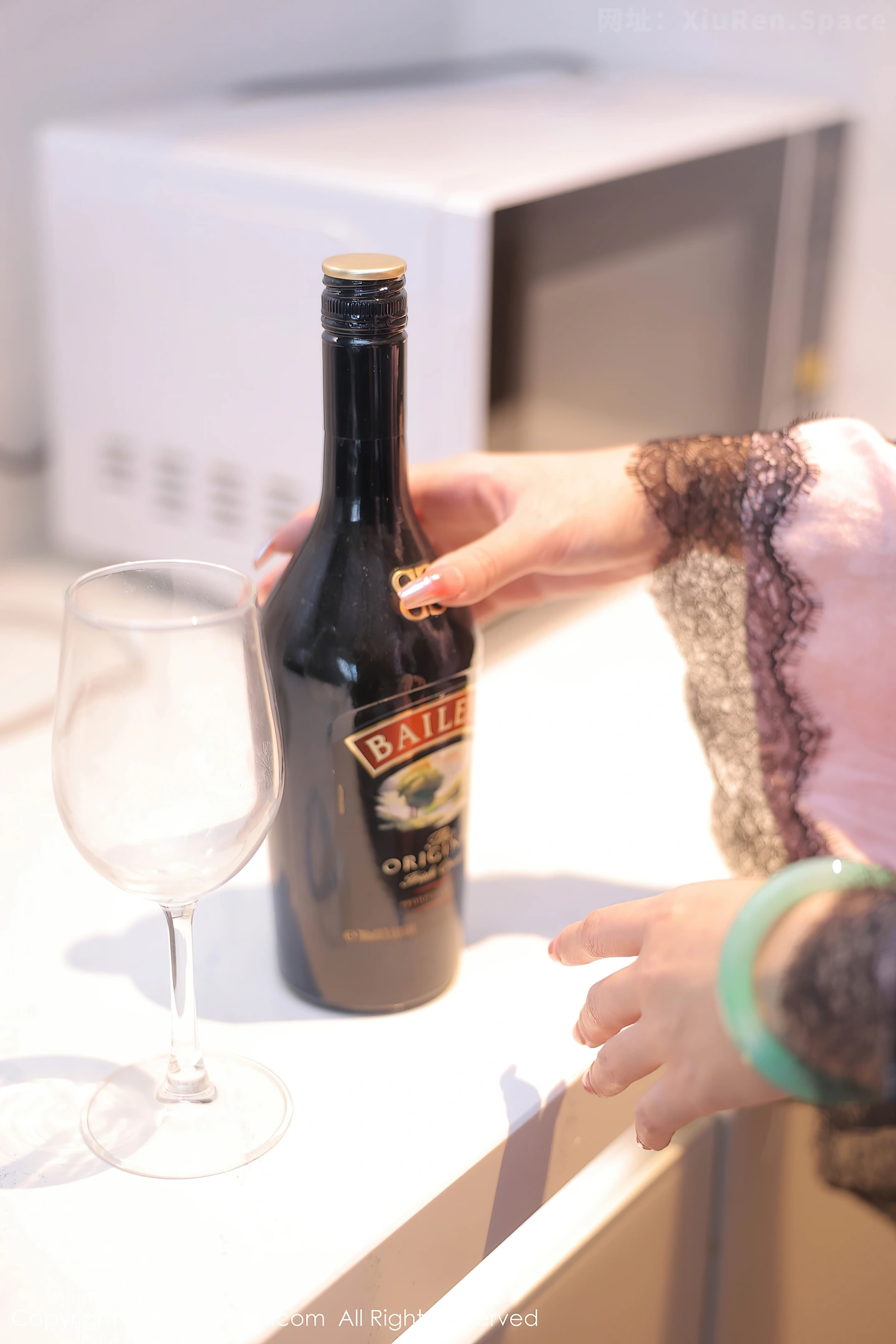 图片[2]-[XiuRen秀人网]VOL.7768 模特杉菜性感粉色睡裙露黑色蕾丝情趣内衣配黑丝吊袜魅惑写真86P-秀人网官方网站